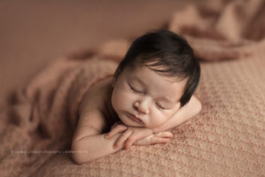 Newborn fotografie Heerewaarden - Love & Little geboortefotografie - geboortefotograaf